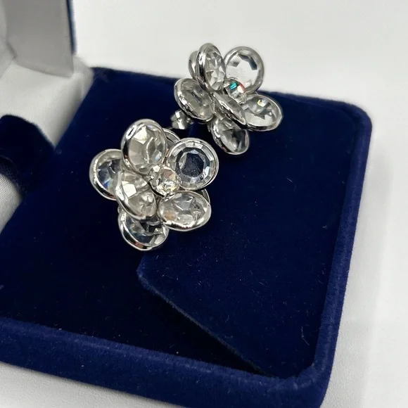 Vintage Crystal Flower Petal Glass Earrings Post Back Silver - Picture 8 of 8